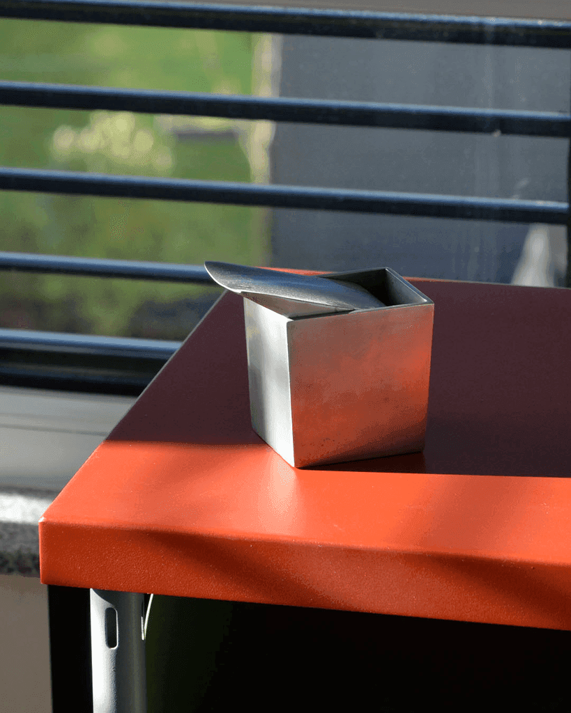 Ray Hollis ashtray - Image 1 of 4